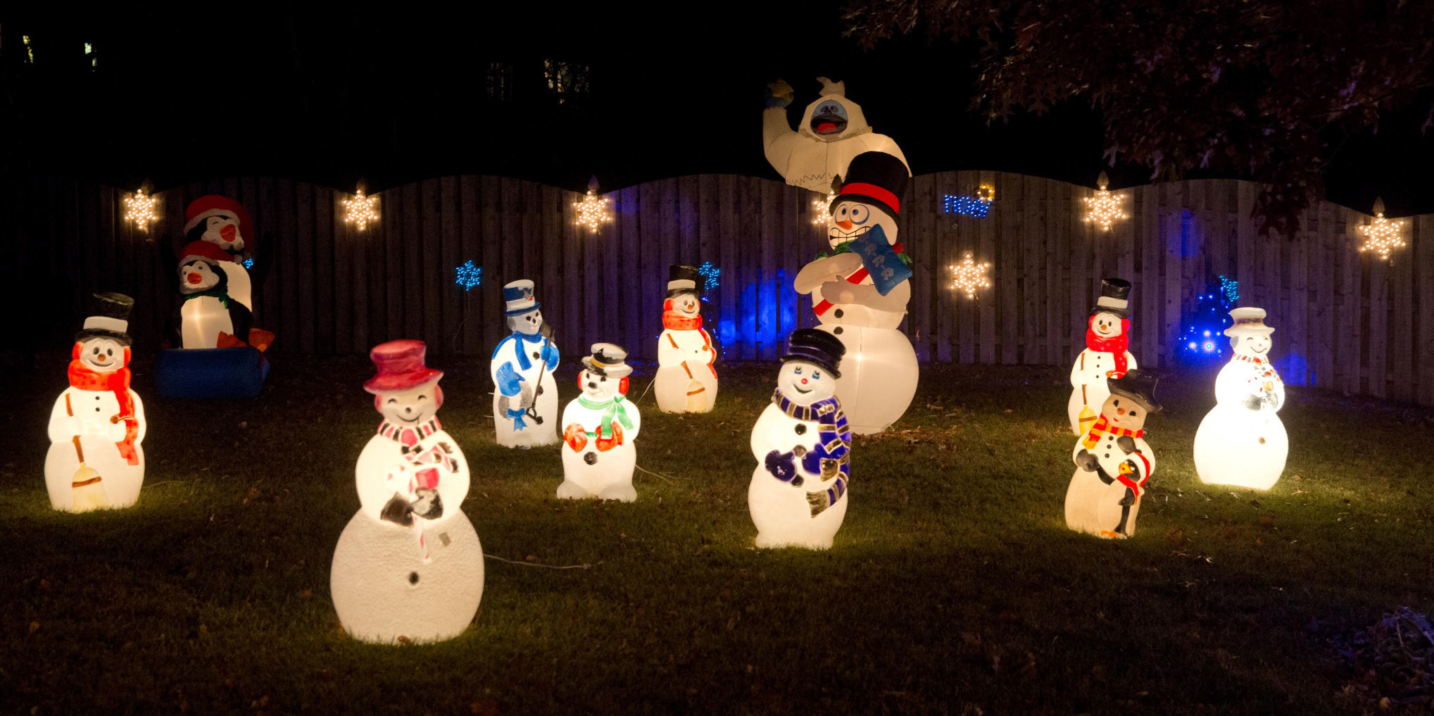 Snowmen at 17348 Woolworth Ave.